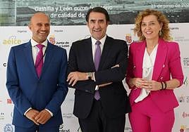 El consejero de Medio Ambiente, Vivienda y Ordenación del Territorio, Juan Carlos Suárez-Quiñones; la directora general de Vivienda, Arquitectura, Ordenación del Territorio y Urbanismo, María Pardo, y el presidente de AEICE, Ricardo Fortuoso, en la clausura institucional del congreso Mini Life Hábitat 2023.