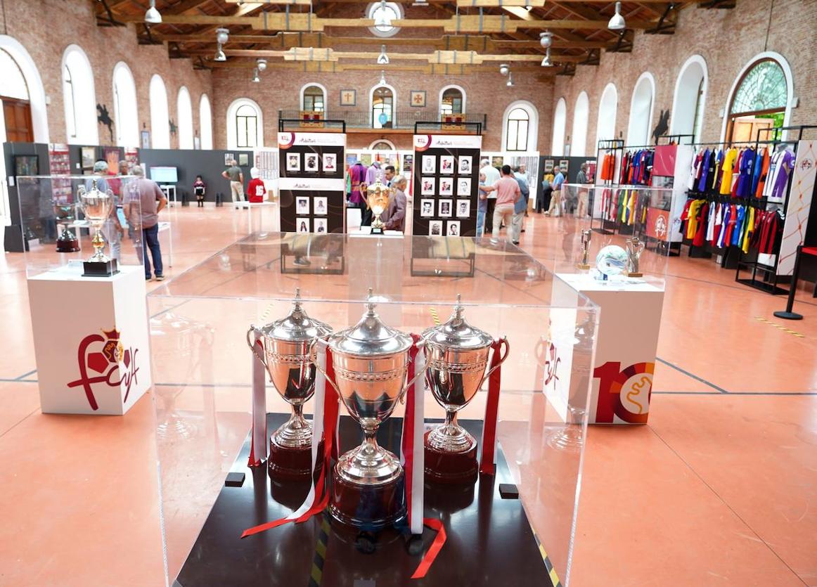 La Real Federación de Castilla y León de Fútbol (RFCyLF) inaugura la exposición ''El fútbol de tu vida'', con motivo del centenario del ente federativo. A las 17.30 horas, atención a medios de comunicación, y media hora más tarde, inauguración y recorrido.