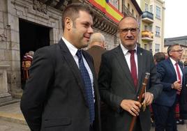 Iván Alonso junto a Olegario Ramón en un acto de las fiestas de la Encina de Ponferrada.