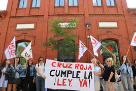 El Comité de Empresa de Cruz Roja en León, junto a los sindicatos CC. OO. y USO ha protagonizado, en la mañana de este jueves, una concentración frente a la sede provincial de la ONG.