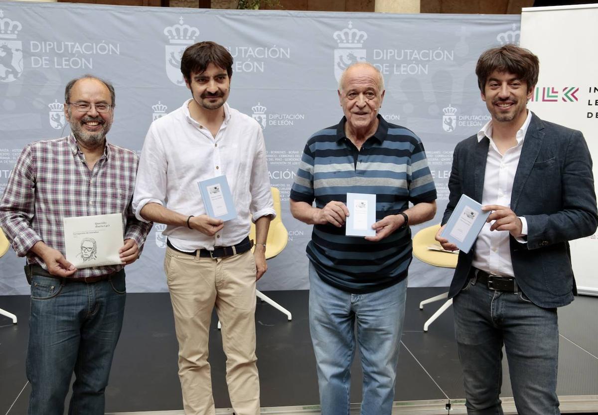 Acto de presentación del libro 'Días sin escuela' de Paco Umbral que publica el Instituto Leonés de Cultura de la Diputación Provincial de León. en la imagen (IaD)el ilustrador de la obra, Avelino Fierro; el coordinador del ILC, Emilio Gancedo; el escritor, Alfonso García y el diputado de Cultura, Pablo López Presa