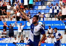 Sergi García celebra un gol con el Sabadell durante la temporada 2022/2023.