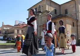 Los gigantes y cabezudos recorren las calles de León.