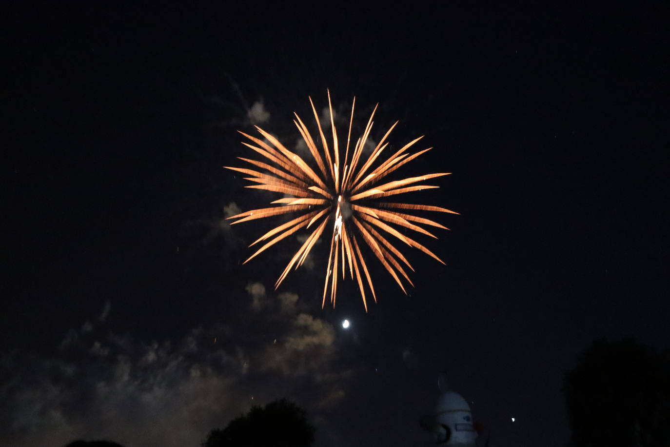 La pólvora ilumina la leonesa noche de San Juan