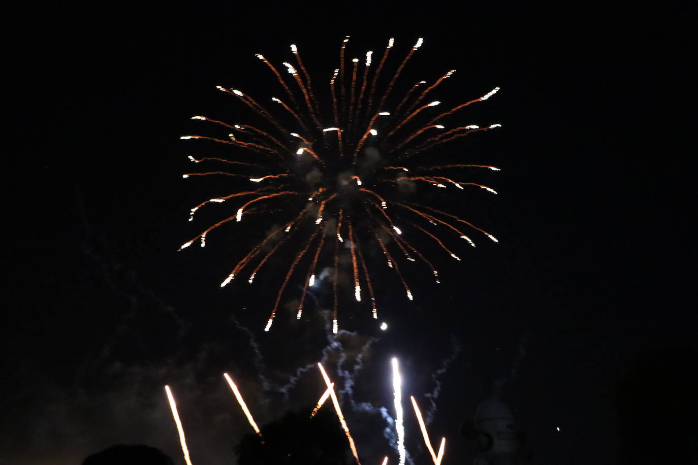 La pólvora ilumina la leonesa noche de San Juan