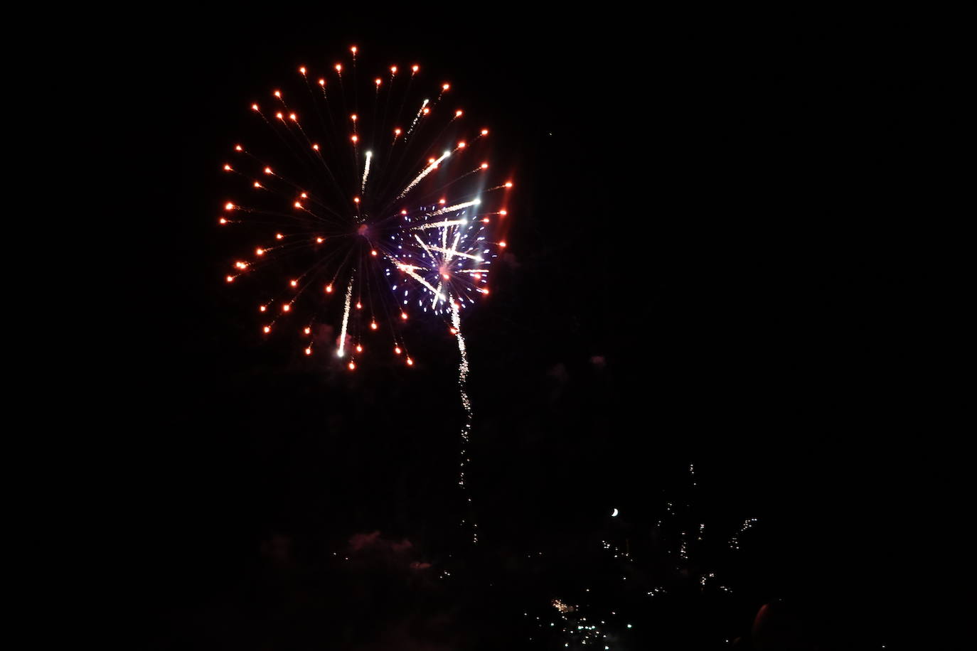 La pólvora ilumina la leonesa noche de San Juan