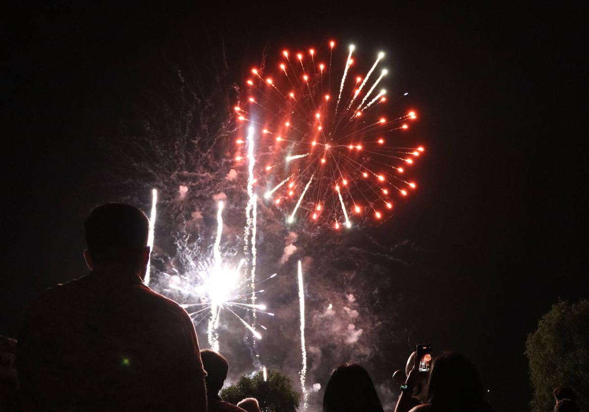 La pólvora ilumina la leonesa noche de San Juan