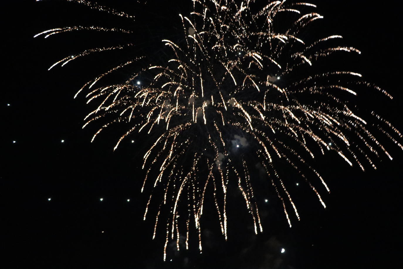 La pólvora ilumina la leonesa noche de San Juan