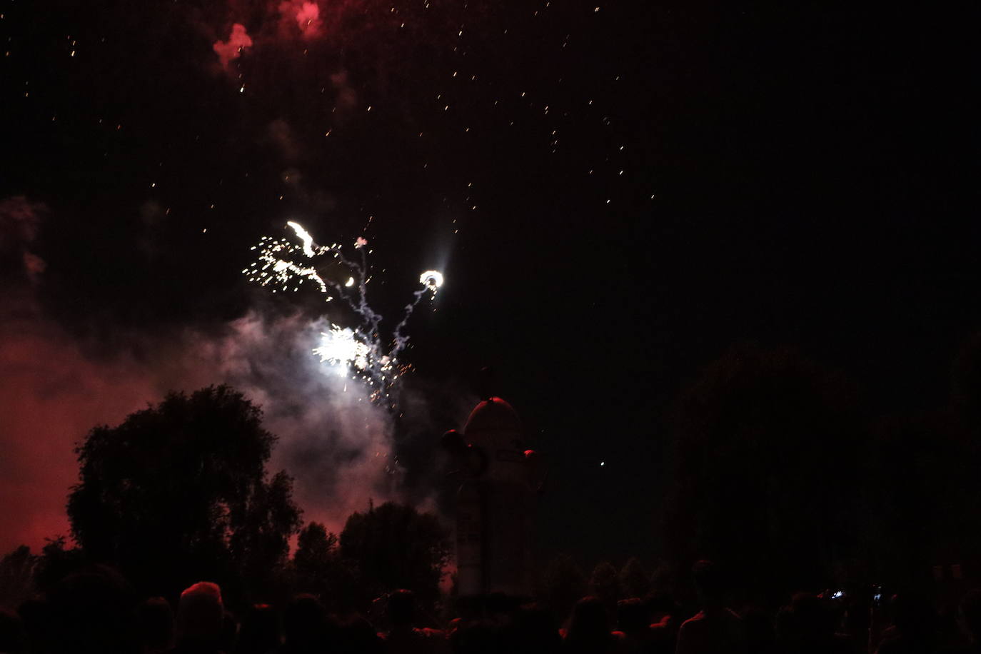 La pólvora ilumina la leonesa noche de San Juan