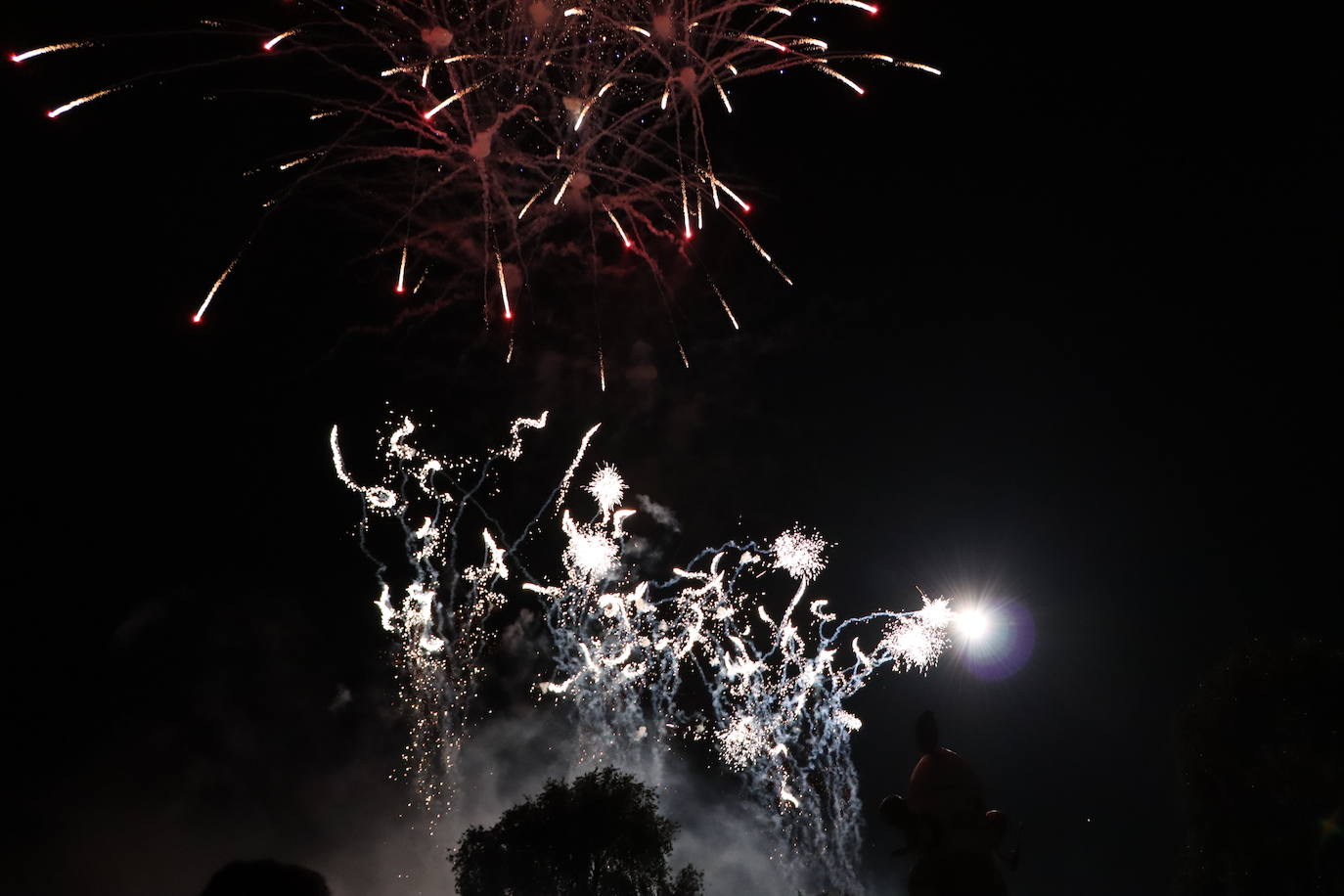 La pólvora ilumina la leonesa noche de San Juan