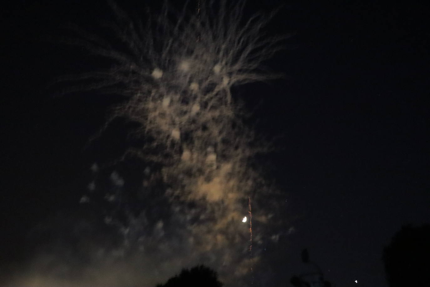 La pólvora ilumina la leonesa noche de San Juan