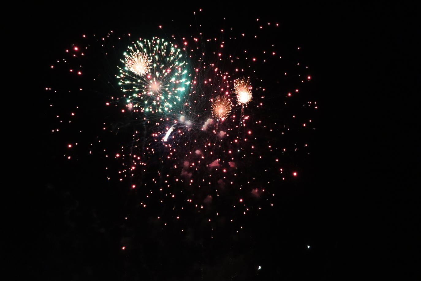 La pólvora ilumina la leonesa noche de San Juan