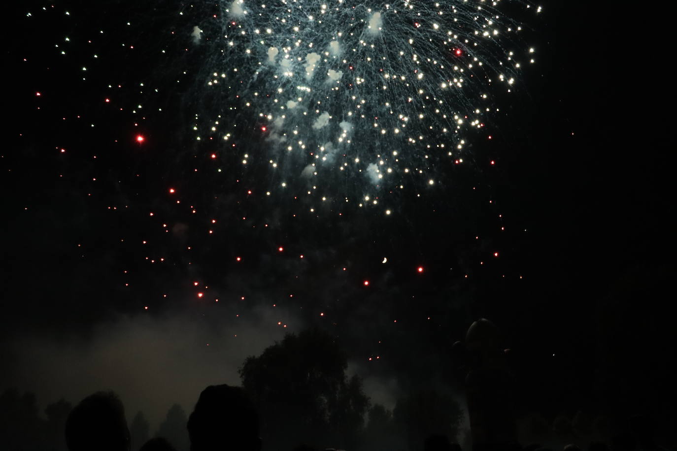 La pólvora ilumina la leonesa noche de San Juan