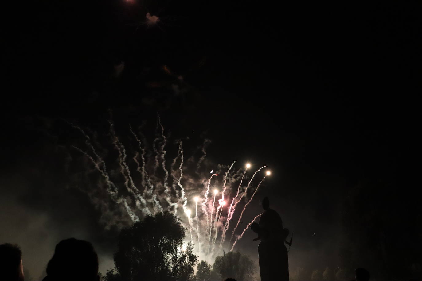 La pólvora ilumina la leonesa noche de San Juan