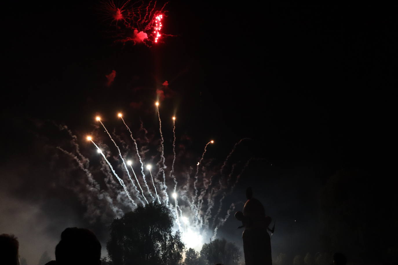 La pólvora ilumina la leonesa noche de San Juan