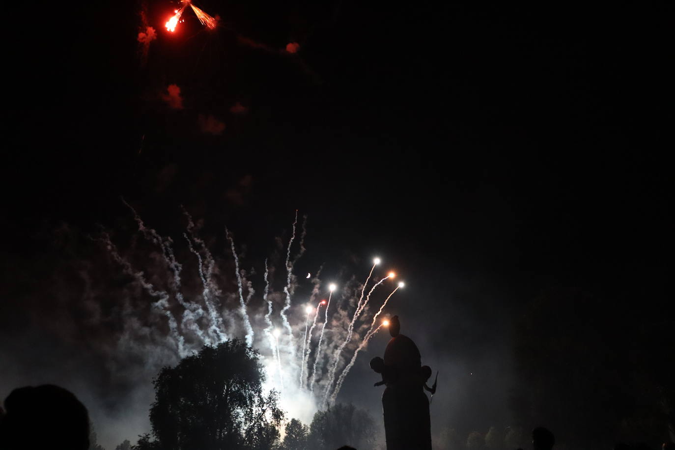 La pólvora ilumina la leonesa noche de San Juan