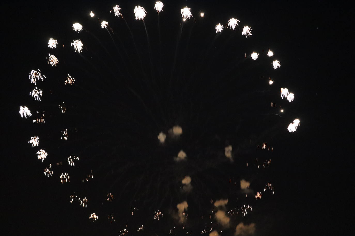 La pólvora ilumina la leonesa noche de San Juan