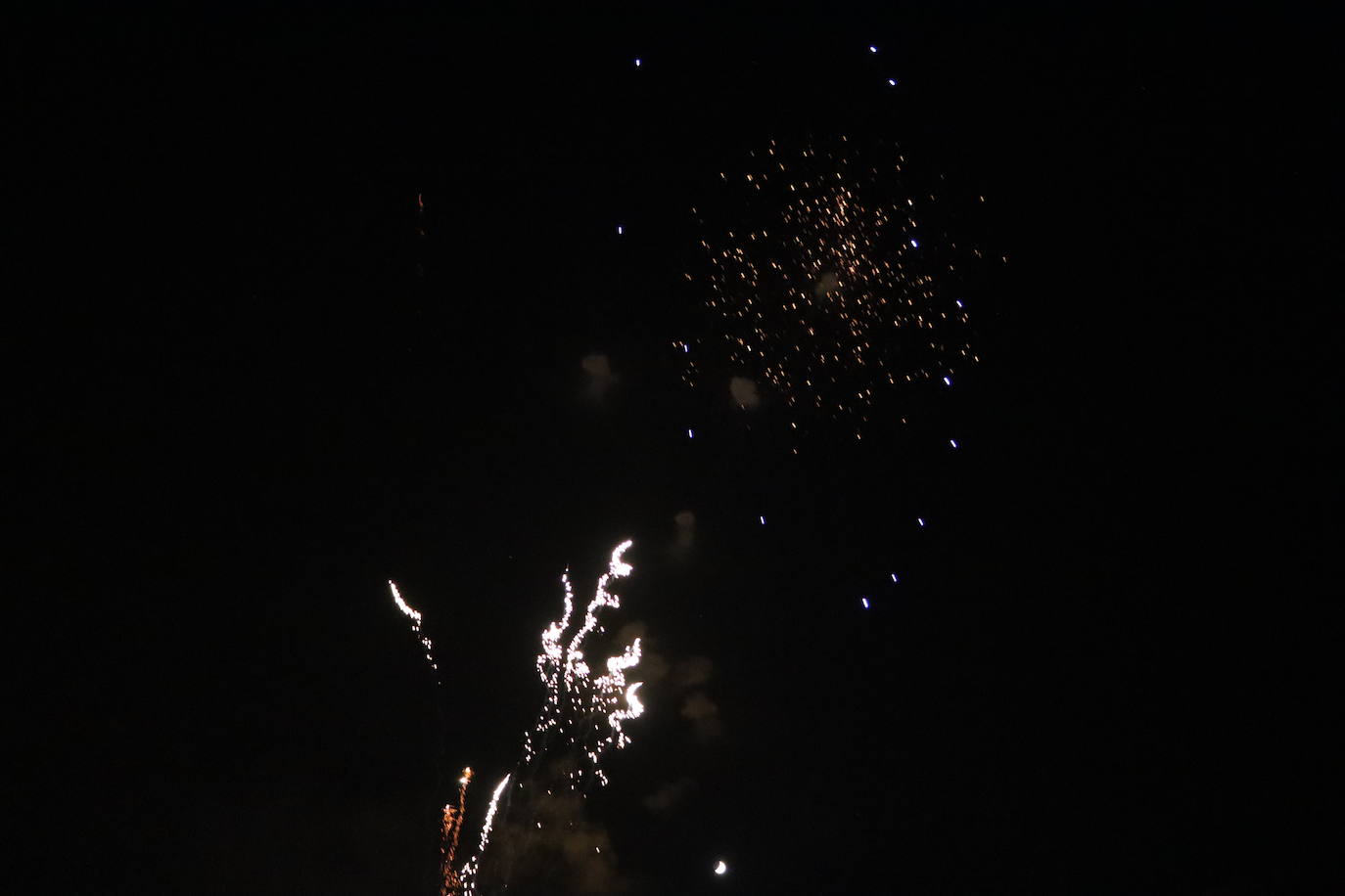 La pólvora ilumina la leonesa noche de San Juan