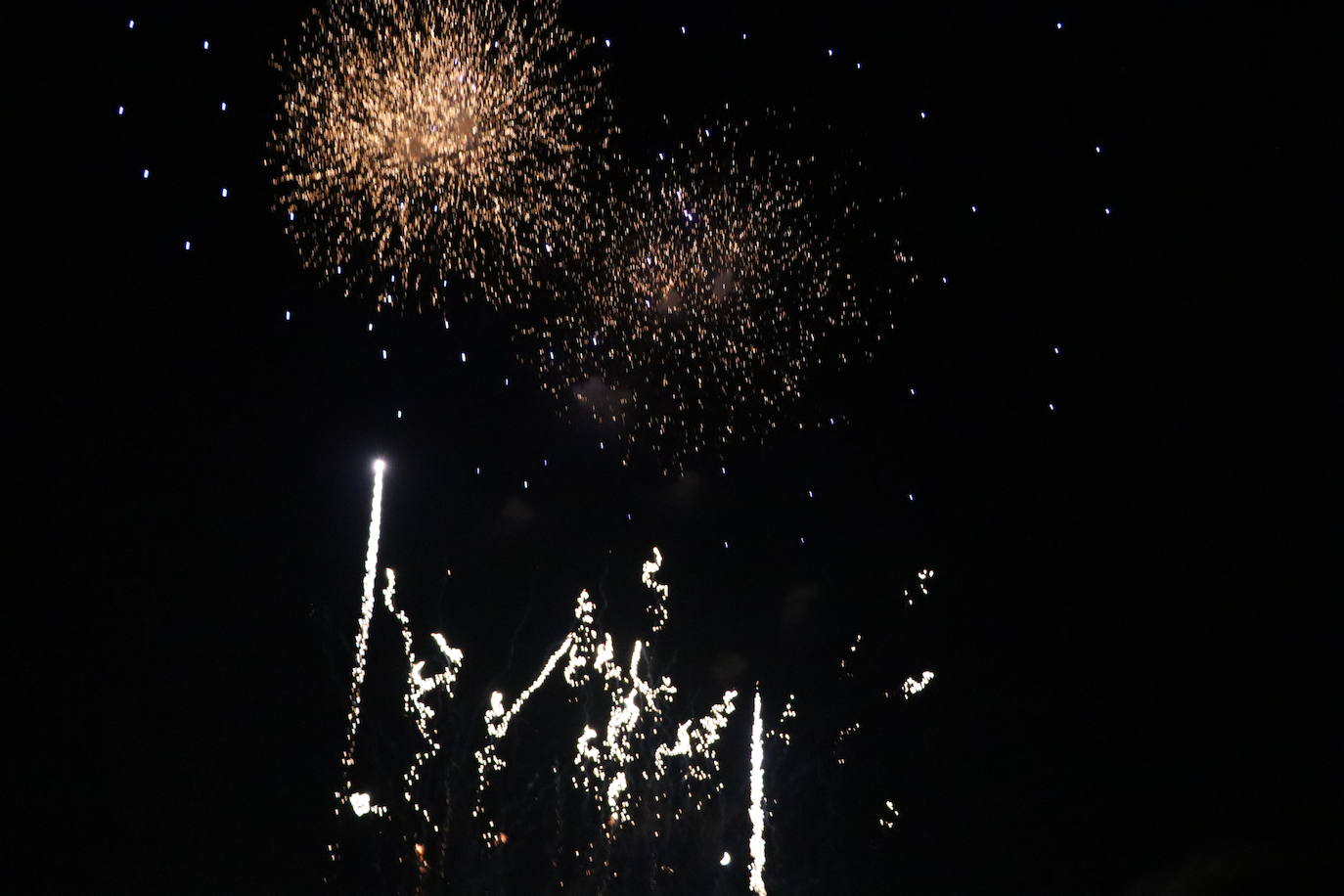 La pólvora ilumina la leonesa noche de San Juan