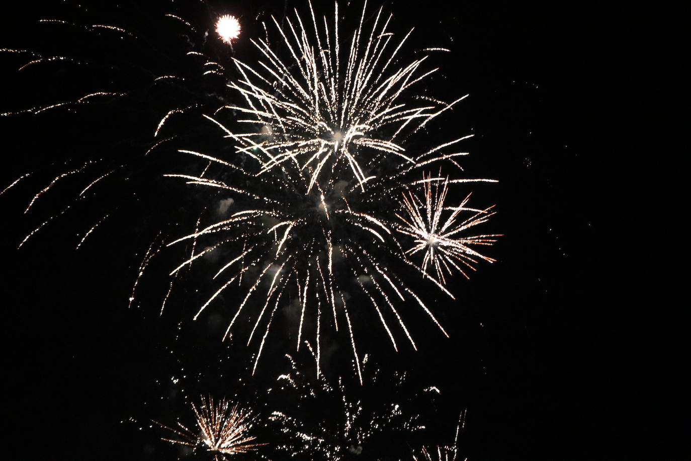 La pólvora ilumina la leonesa noche de San Juan