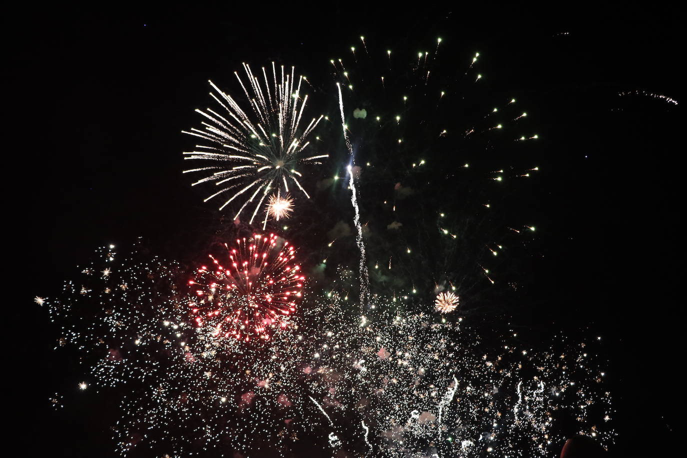 La pólvora ilumina la leonesa noche de San Juan