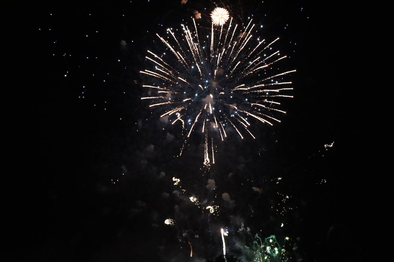 La pólvora ilumina la leonesa noche de San Juan