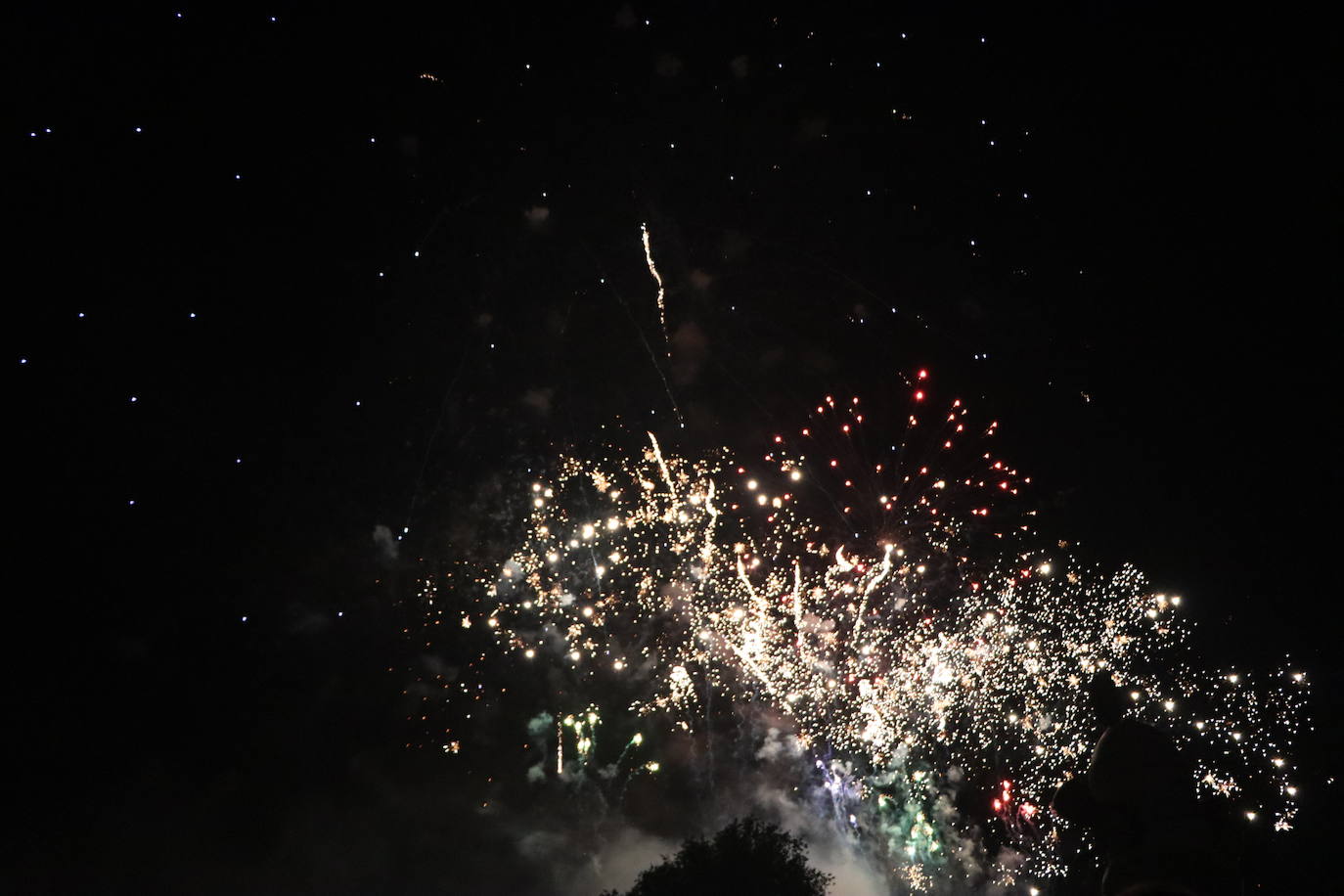 La pólvora ilumina la leonesa noche de San Juan