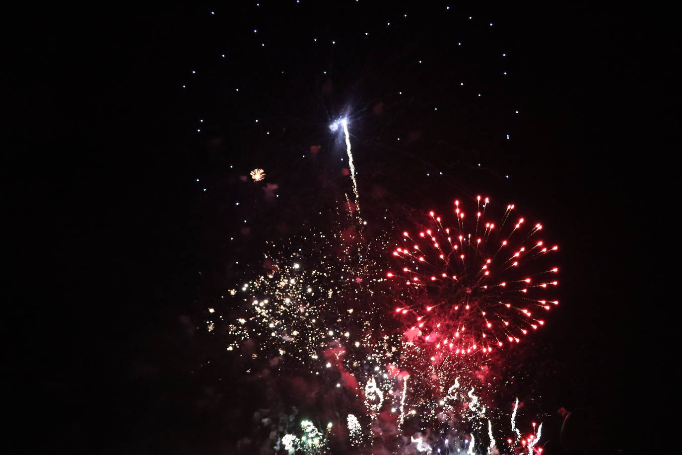 La pólvora ilumina la leonesa noche de San Juan