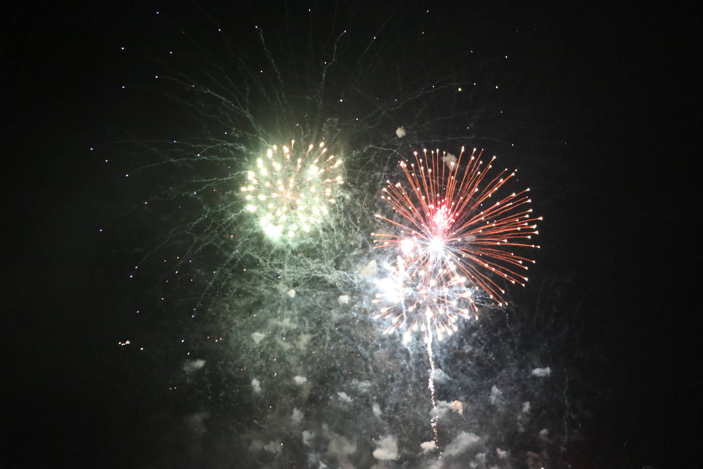 La pólvora ilumina la leonesa noche de San Juan