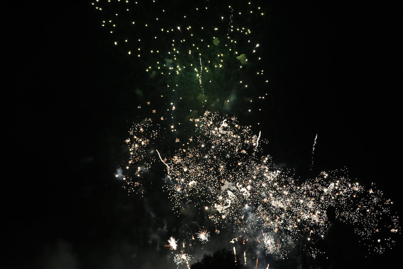 La pólvora ilumina la leonesa noche de San Juan