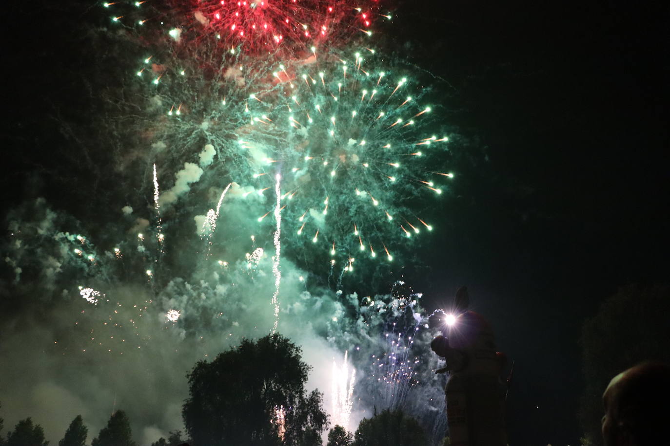 La pólvora ilumina la leonesa noche de San Juan