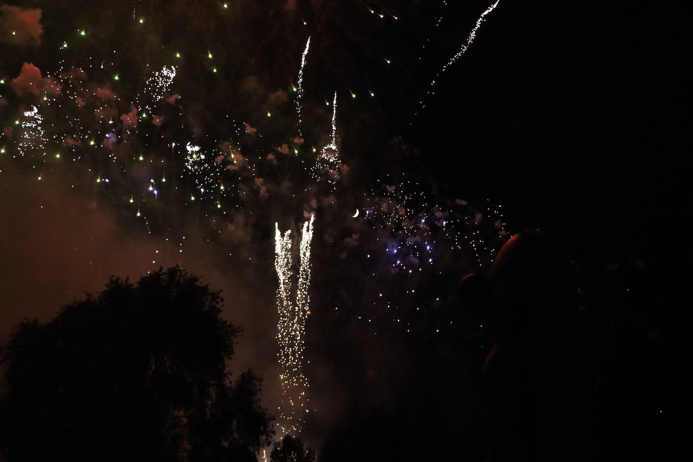 La pólvora ilumina la leonesa noche de San Juan