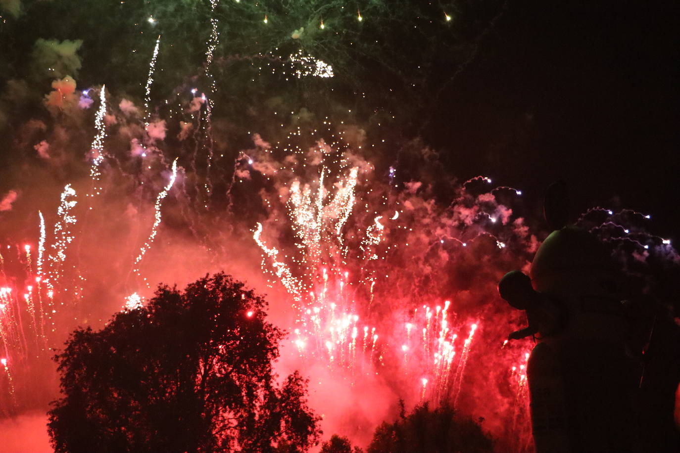 La pólvora ilumina la leonesa noche de San Juan