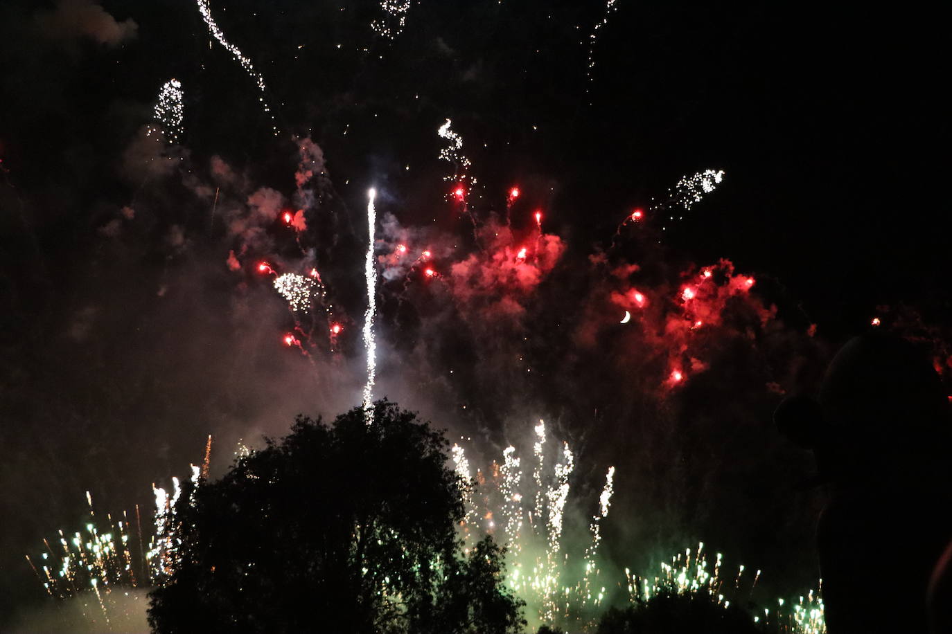 La pólvora ilumina la leonesa noche de San Juan