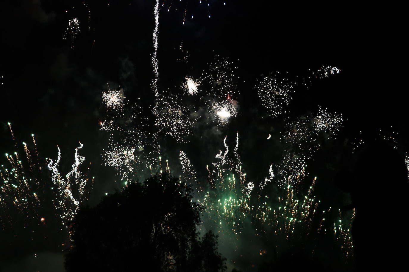 La pólvora ilumina la leonesa noche de San Juan