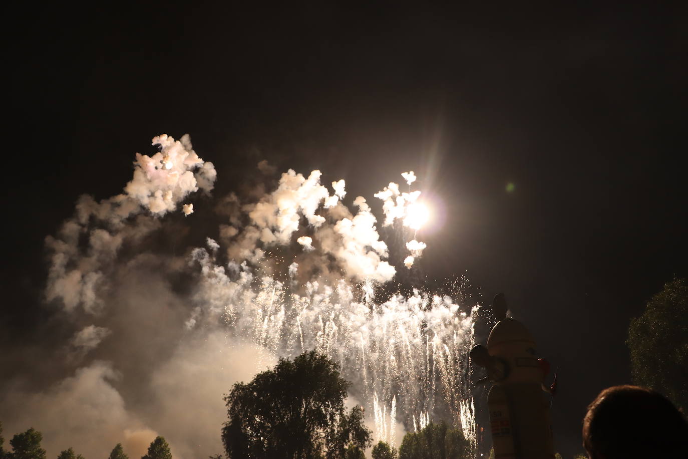 La pólvora ilumina la leonesa noche de San Juan