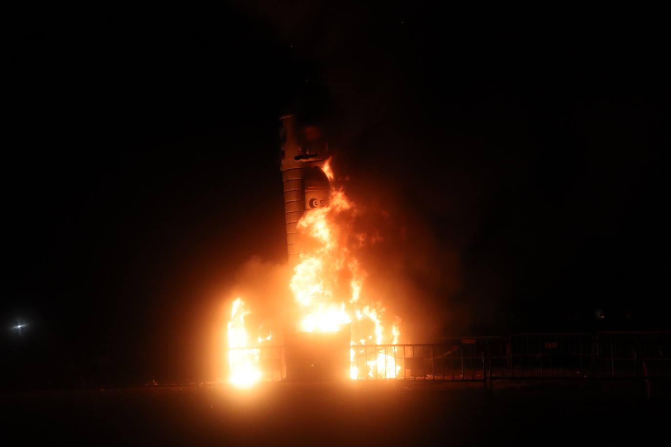 Arde la hoguera de San Juan en León