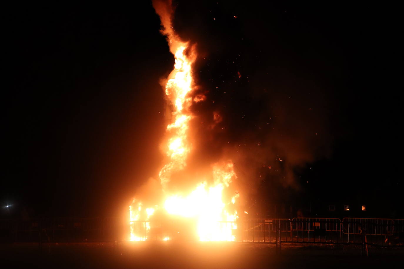 Arde la hoguera de San Juan en León