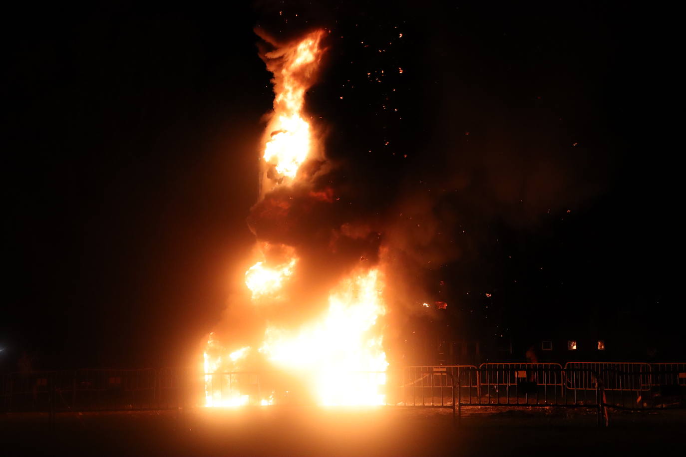 Arde la hoguera de San Juan en León