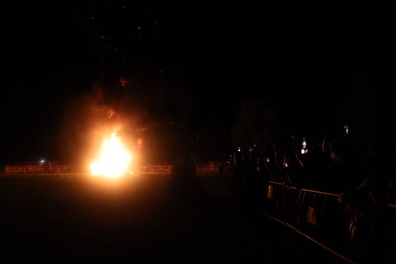 Arde la hoguera de San Juan en León