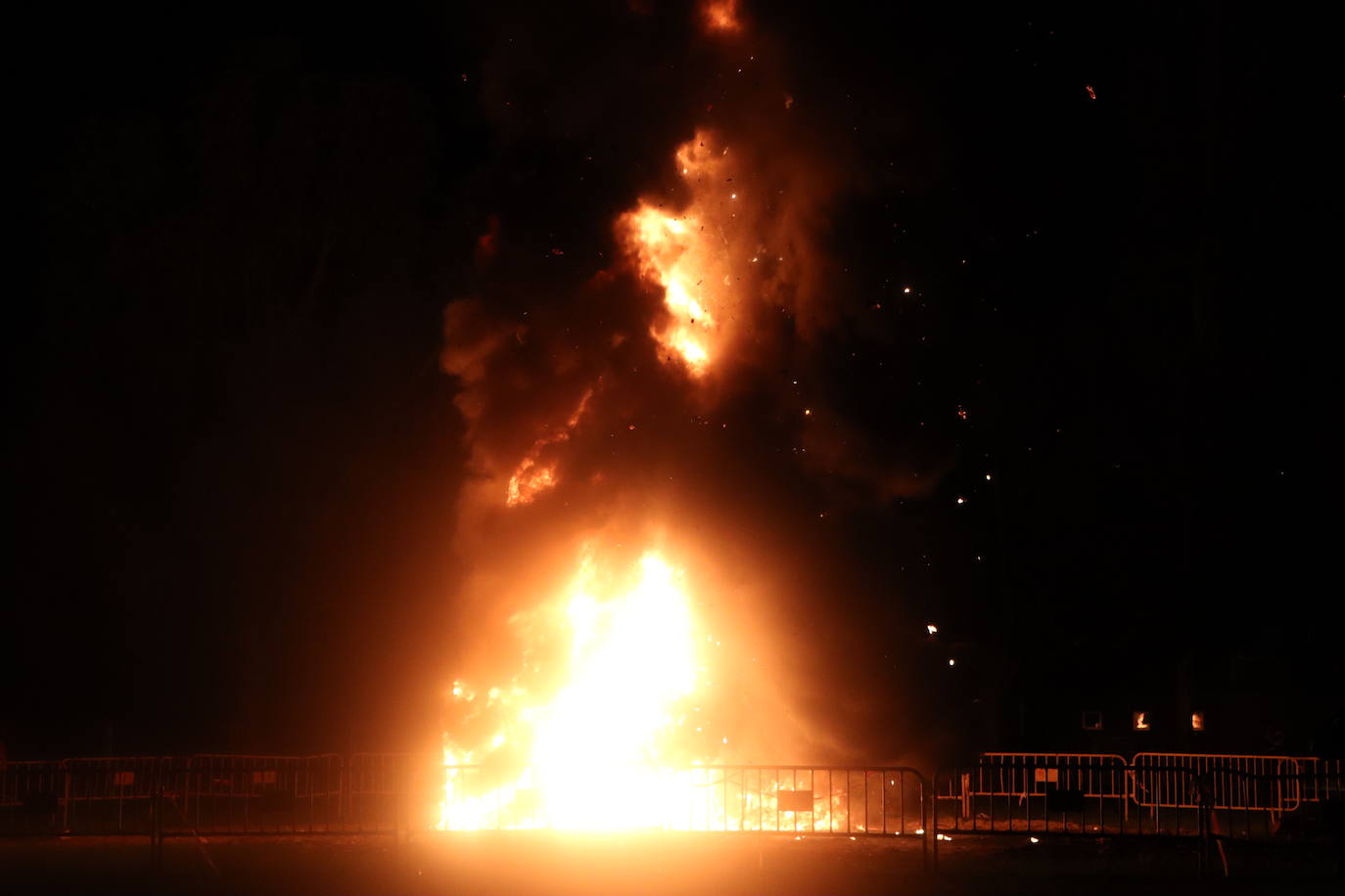 Arde la hoguera de San Juan en León