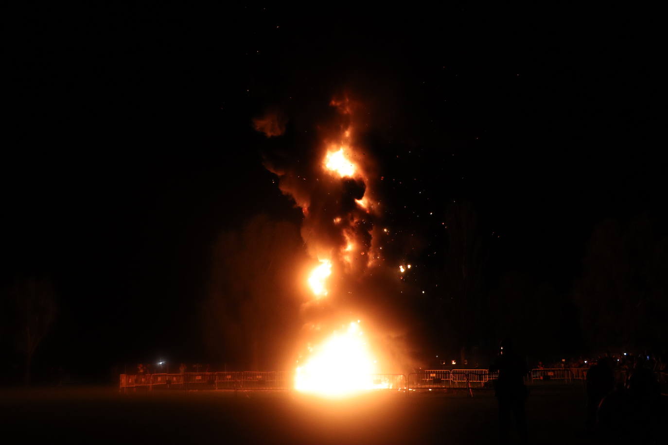 Arde la hoguera de San Juan en León