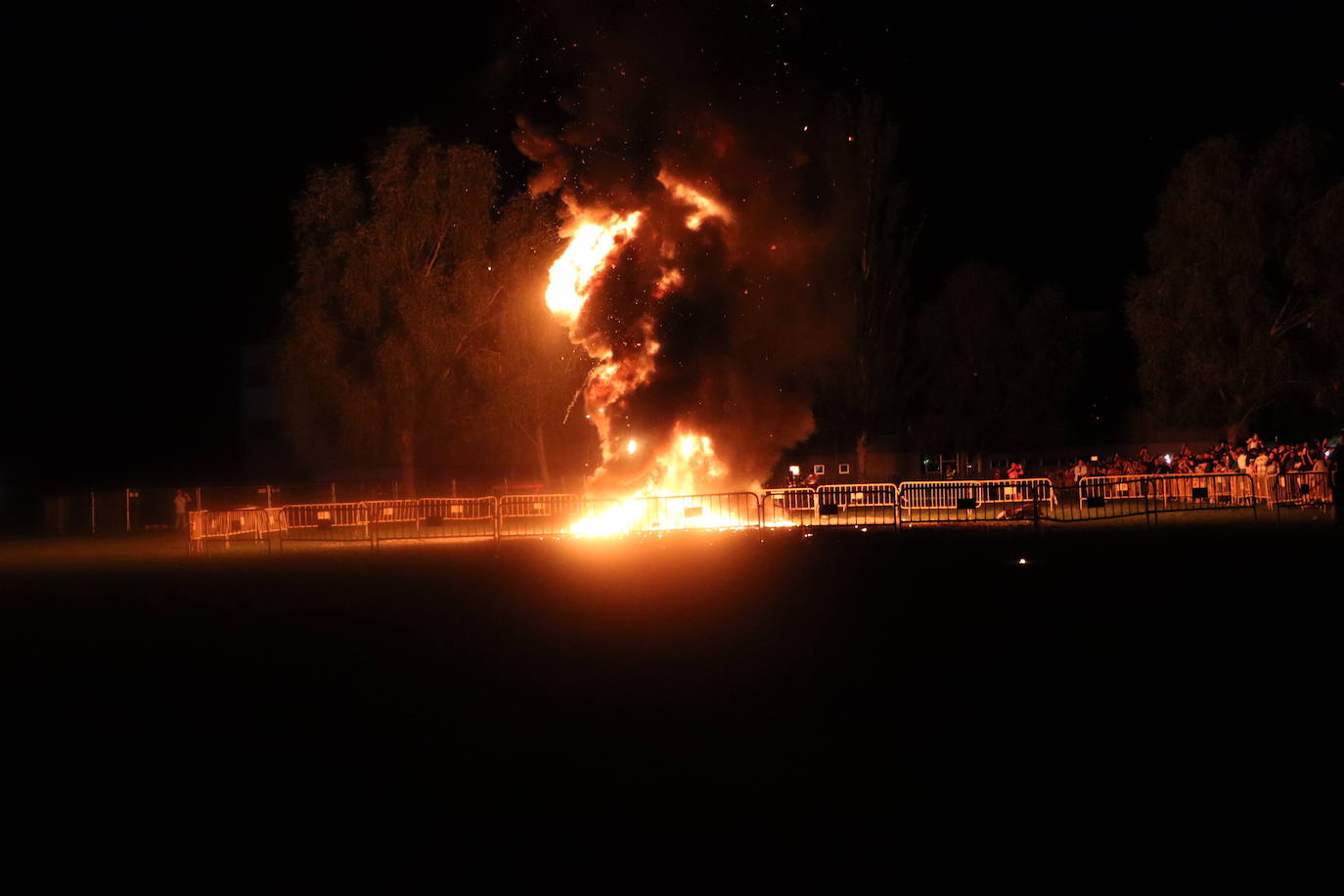 Arde la hoguera de San Juan en León