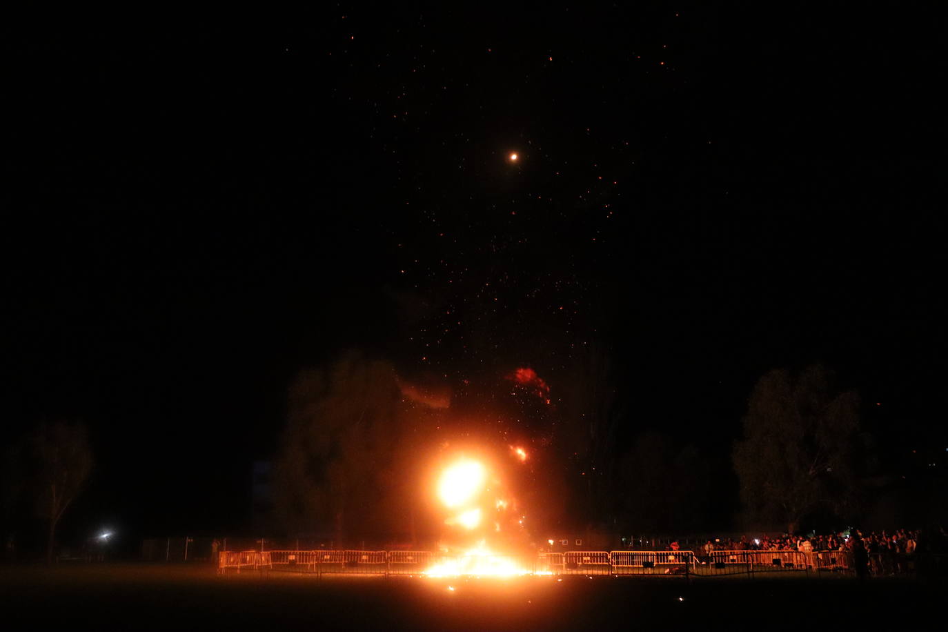 Arde la hoguera de San Juan en León