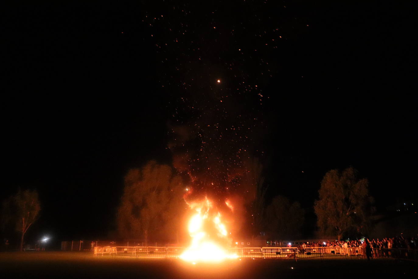 Arde la hoguera de San Juan en León