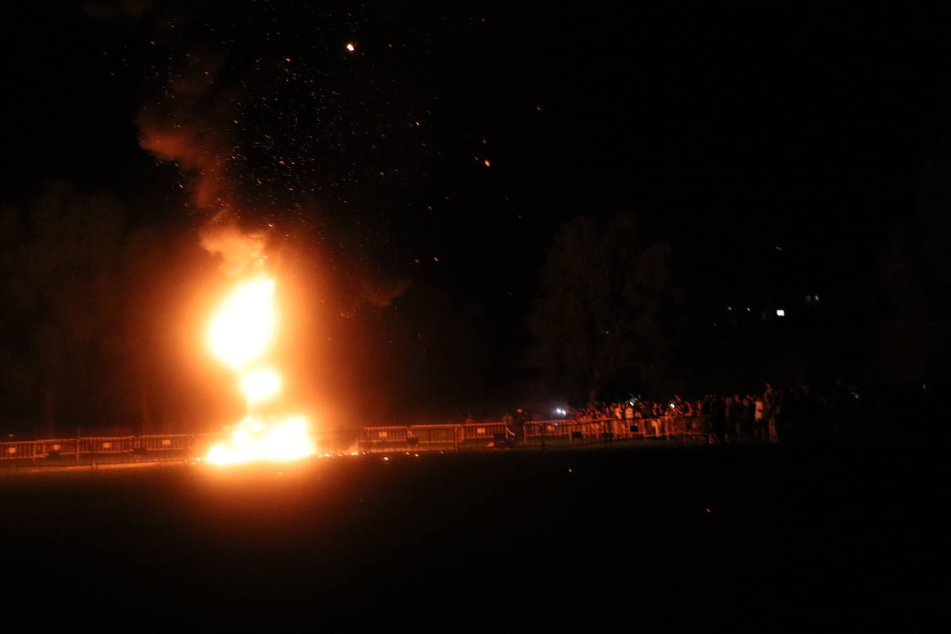Arde la hoguera de San Juan en León