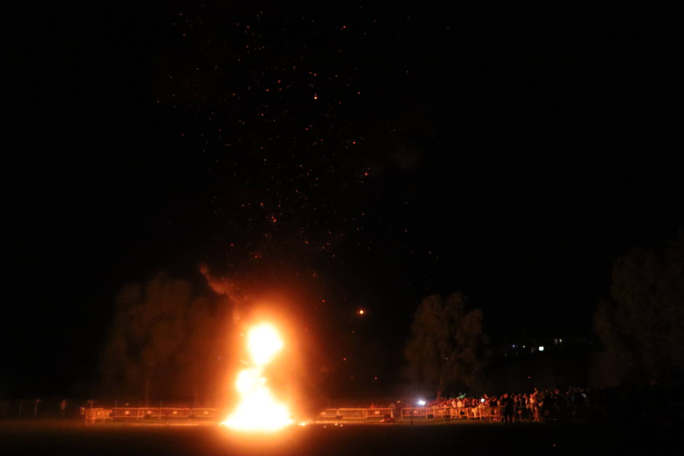 Arde la hoguera de San Juan en León