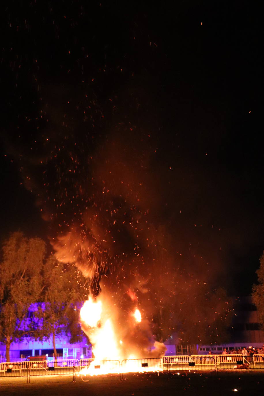 Arde la hoguera de San Juan en León
