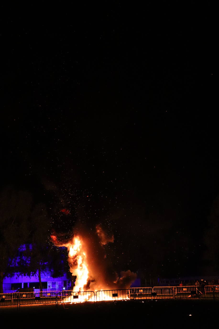 Arde la hoguera de San Juan en León