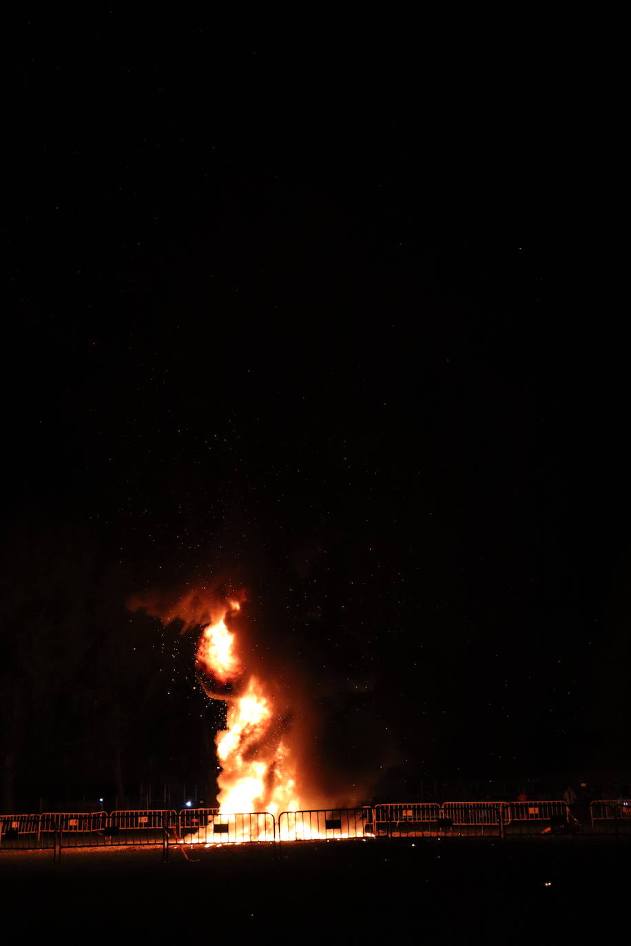Arde la hoguera de San Juan en León